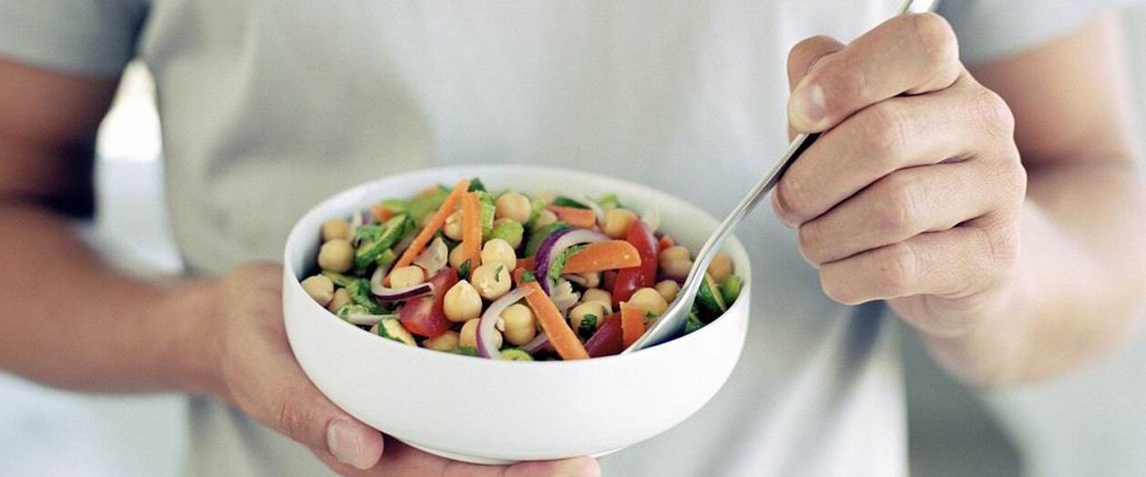 Moški uživa hrano, ki je dobra za potenco